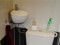 Petit lave-mains adaptable sur WC WiCi Mini avec support mural, M et Mme C (72)