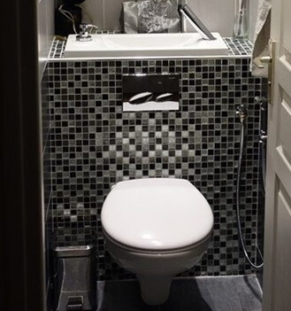Habillage type mur-à-mur avec carrelage pour WC suspendu WiCi Bati ®, commande mécanique et robinet automatique Touch Free