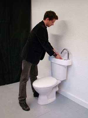 Illustration de la position à adopter pour avoir accès à un lave-mains adaptable sur WC existant WiCi Concept