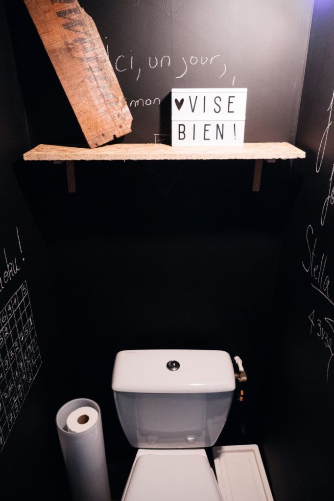 WC avec peinture au mur ou l'on peut écrire dessus : déco des toilettes