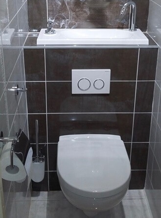 Habillage type mur-à-mur avec carrelage pour WC suspendu WiCi Bati ®, commande mécanique et robinet à manipulation en bout petit modèle
