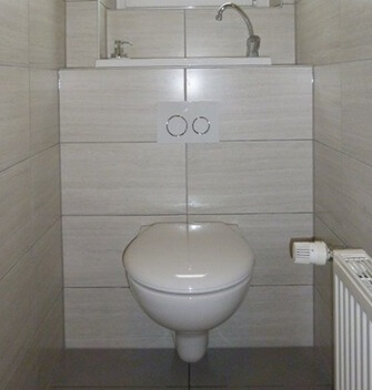 Habillage type mur-à-mur avec carrelage pour WC suspendu WiCi Bati ®, commande mécanique et robinet d'origine