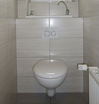 Habillage type mur-à-mur avec carrelage pour WC suspendu WiCi Bati ®, commande mécanique et robinet d'origine